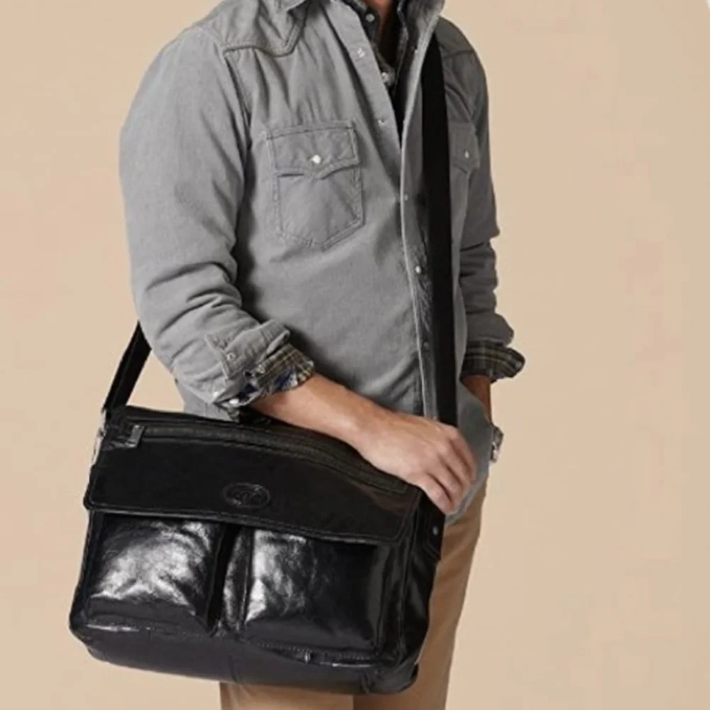 Like new FOSSIL EW transit Leather Computer/Messenger Bag